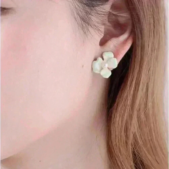 Four-Petal Gradient Flower With Pearls Earrings - Picture 9 of 9